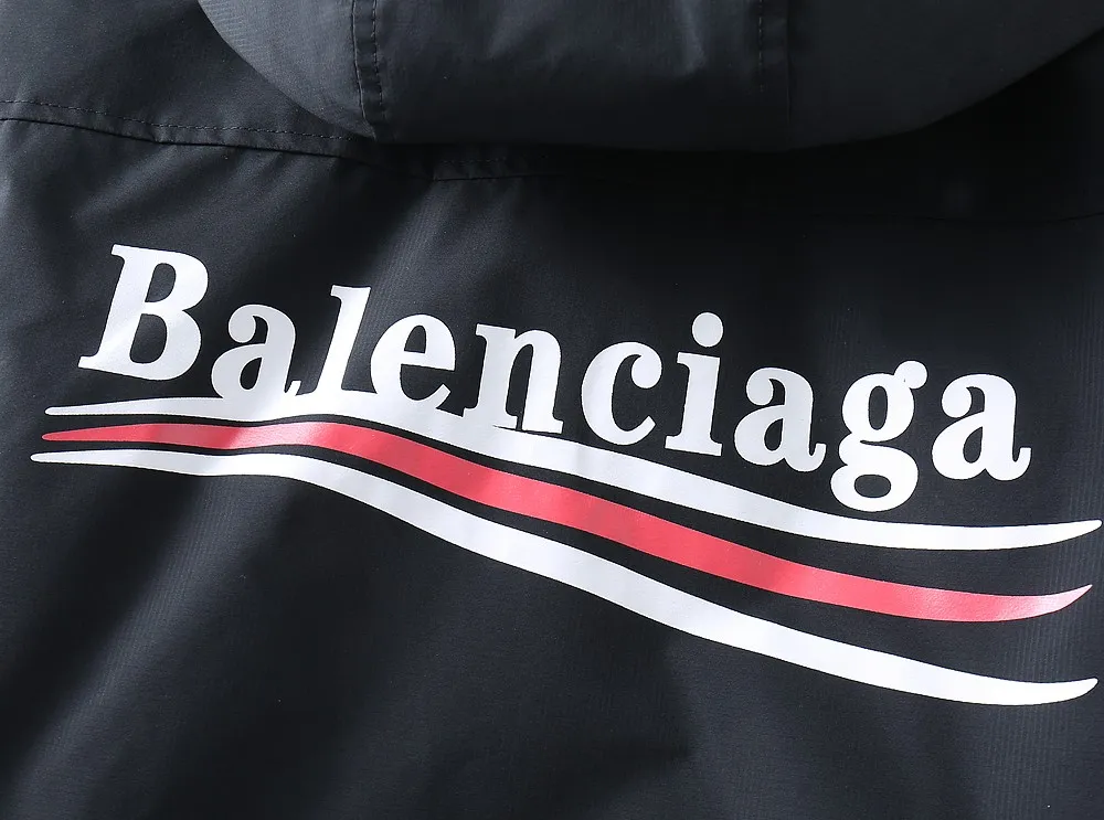 Balenciaga 2026 autumn and winter New Arrival down jacket. This is said to be the most expensive down jacket in the world, all priced at 90 down. With the Classic logo combination, the first thing you see is full of visual impact, better thermal performance, lightweight, not heavy, and good recovery of fluff after compression, and it can gather heat and lock in temperature! Personalized color matching design, fresh and energetic! There are too many versions circulating on the market. In addition to the different fabric workmanship, the biggest difference is that the filling is not goose down at all but feather silk or tactile velvet, etc. It is not easy to tell the difference for those who don’t know. In addition, the fabrics and workmanship are definitely not of the same level. In short, look for us and you will never go astray. All the exclusive full colors are purchased and developed with genuine products. If you understand the quality of our down jackets, you can trust us and recommend them with your eyes closed. All three standards are complete! Same Style Series for men and women! Sizes: M-3XL. Maximum weight can be worn up to 200 pounds
